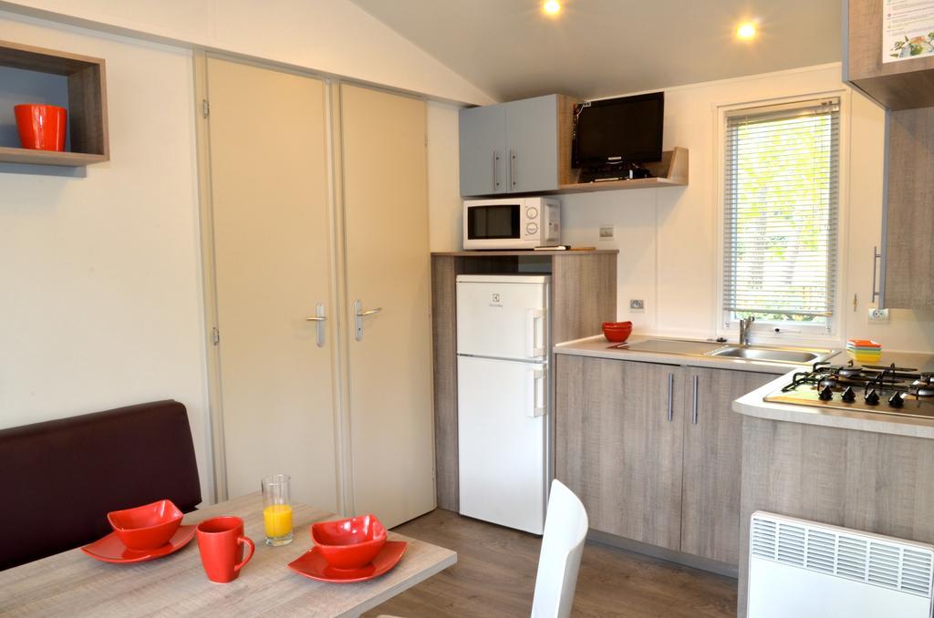 Camping Le Clos Des Pins Лонгвил-сюр-Мер Екстериор снимка