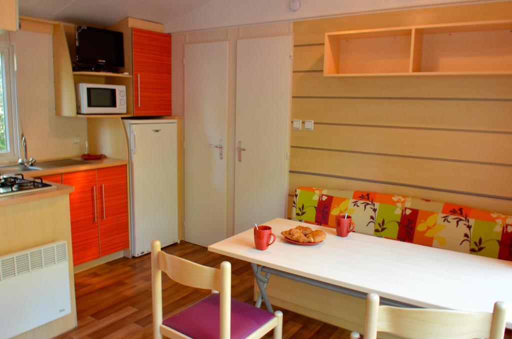 Camping Le Clos Des Pins Лонгвил-сюр-Мер Екстериор снимка